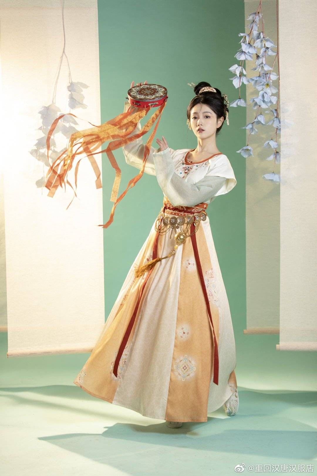 The Evolution of Cheongsam Hair Accessories:A Glance into Traditional Elegance