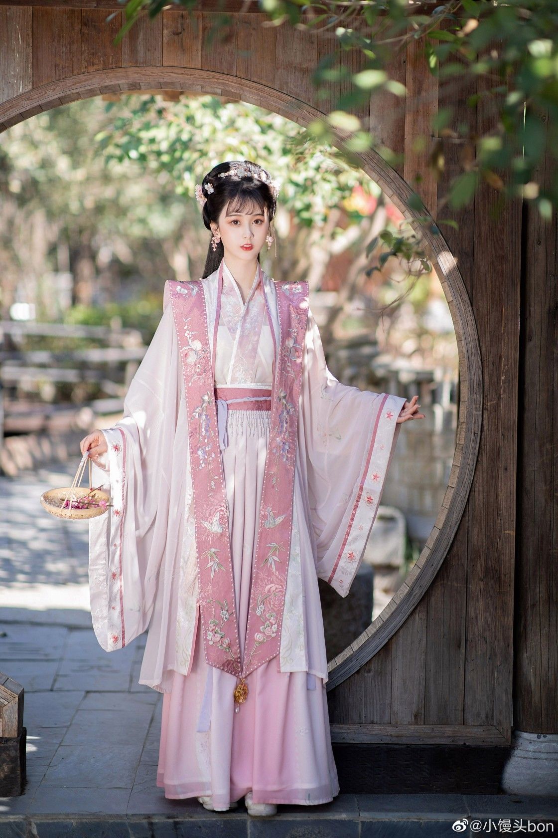 Styling a Horseface Skirt:Outfitting Ideas with a Traditional Touch