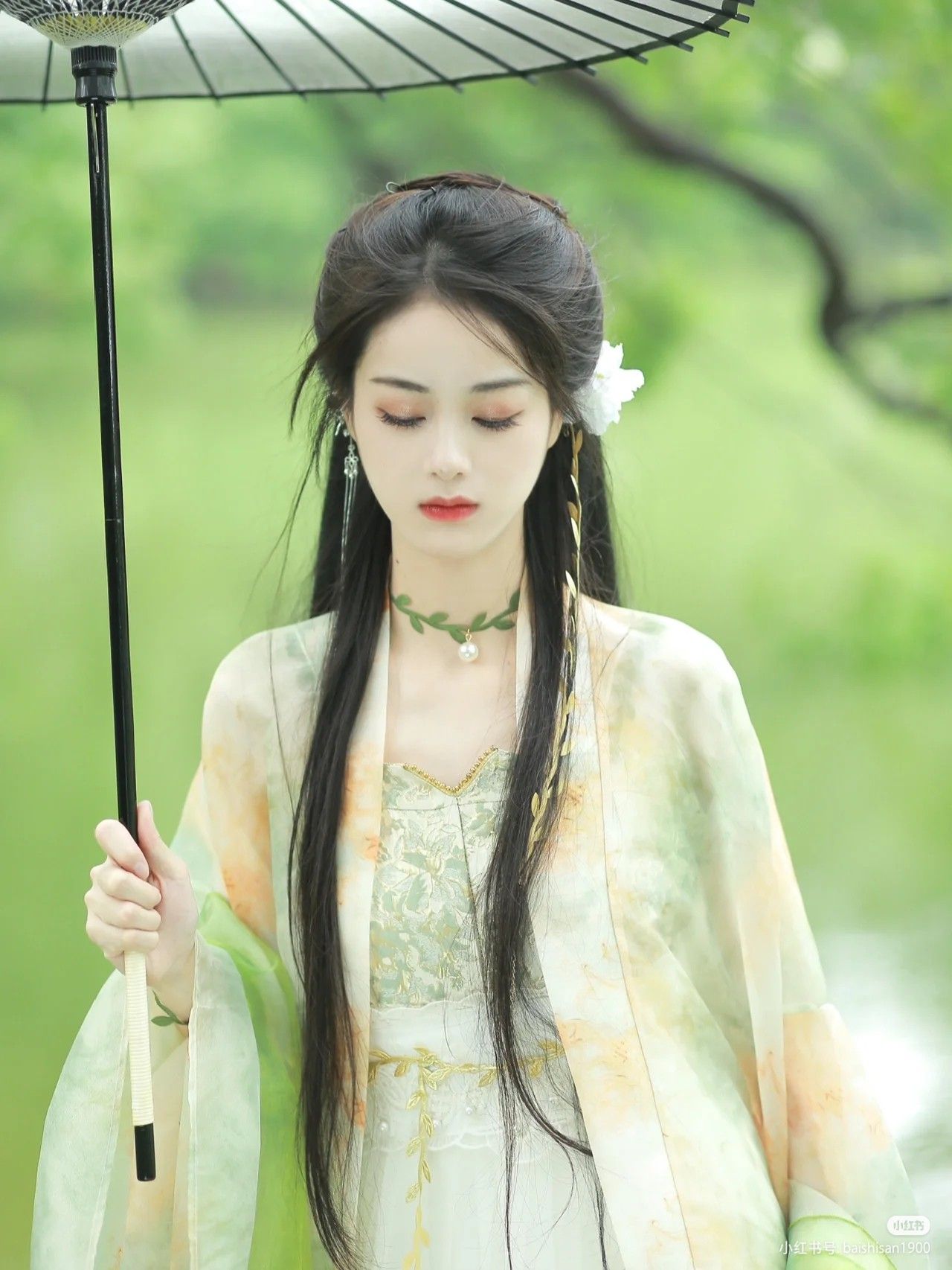 The Splendor of Red Hanfu with Flower-Decorated Hairpins
