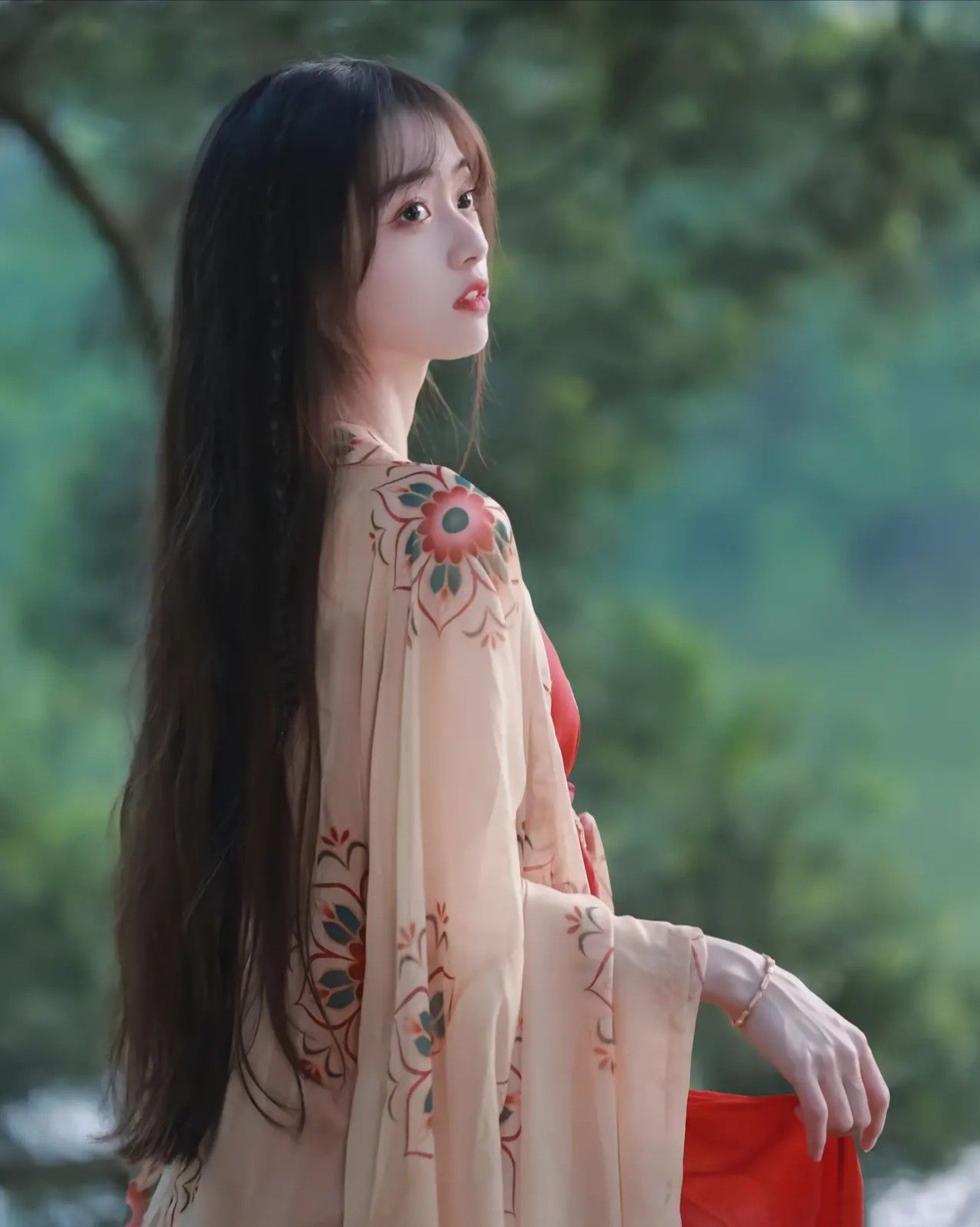 Summer Styling of Traditional Hanfu for Middle School Girls with a Curvier Figure