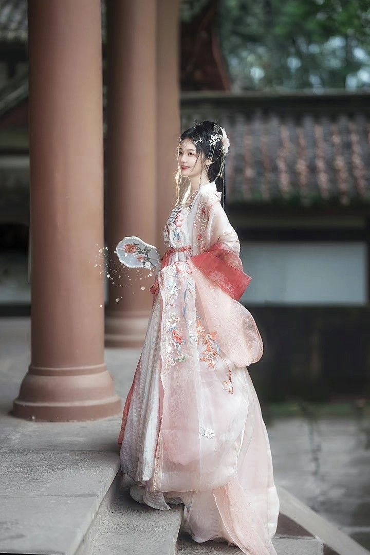 Red Cheongsam:Embracing the New Chinese Style with Fish-Tail Elegance