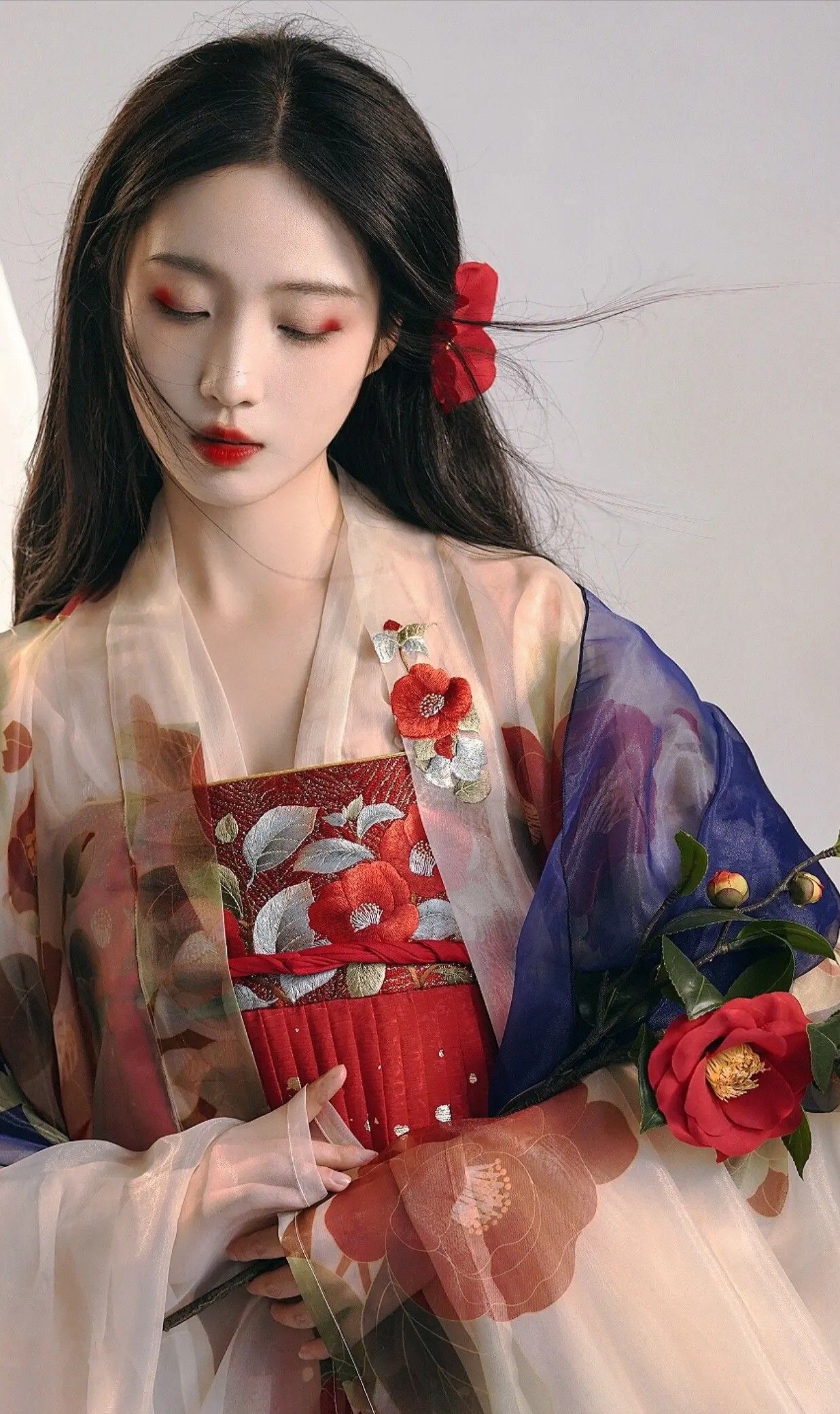 The Art of Hair Combs and Tassel Placement in Traditional Hanfu Fashion