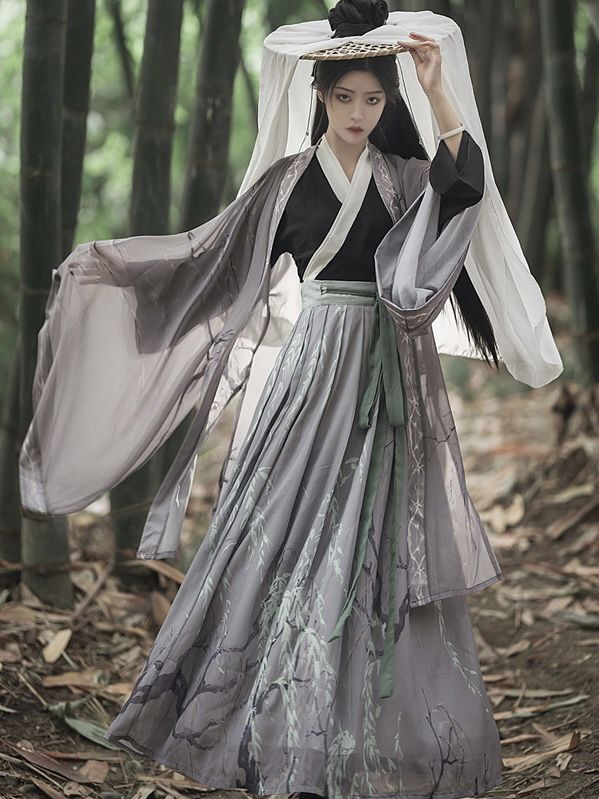 Comfort and Style in Summer:The Story of a Girl in Traditional Hanfu Dress