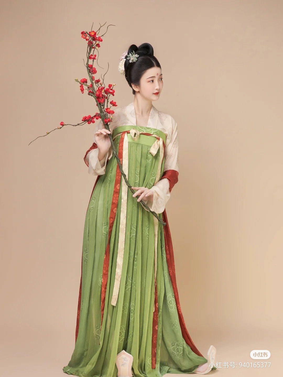 Winter and Autumn Hanfu Fashion:Womens Outerwear in Traditional Chinese Elegance