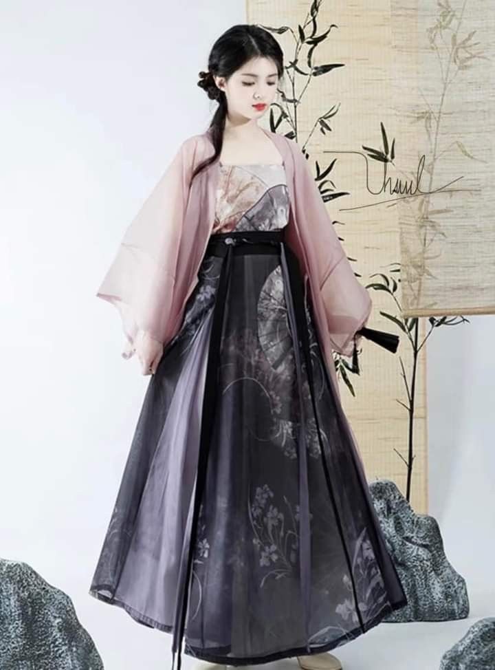 Elegant Mid-Length Silk Cheongsam A Modern Twist on Traditional Elegance