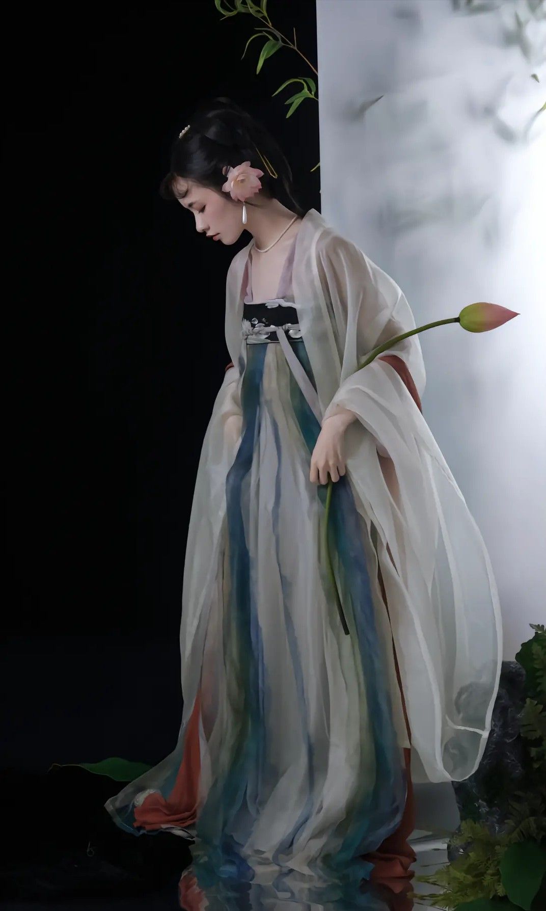 The Charm of a White-Lined Cheongsam Skirt The Charm of a White-Lined Cheongsam Skirt