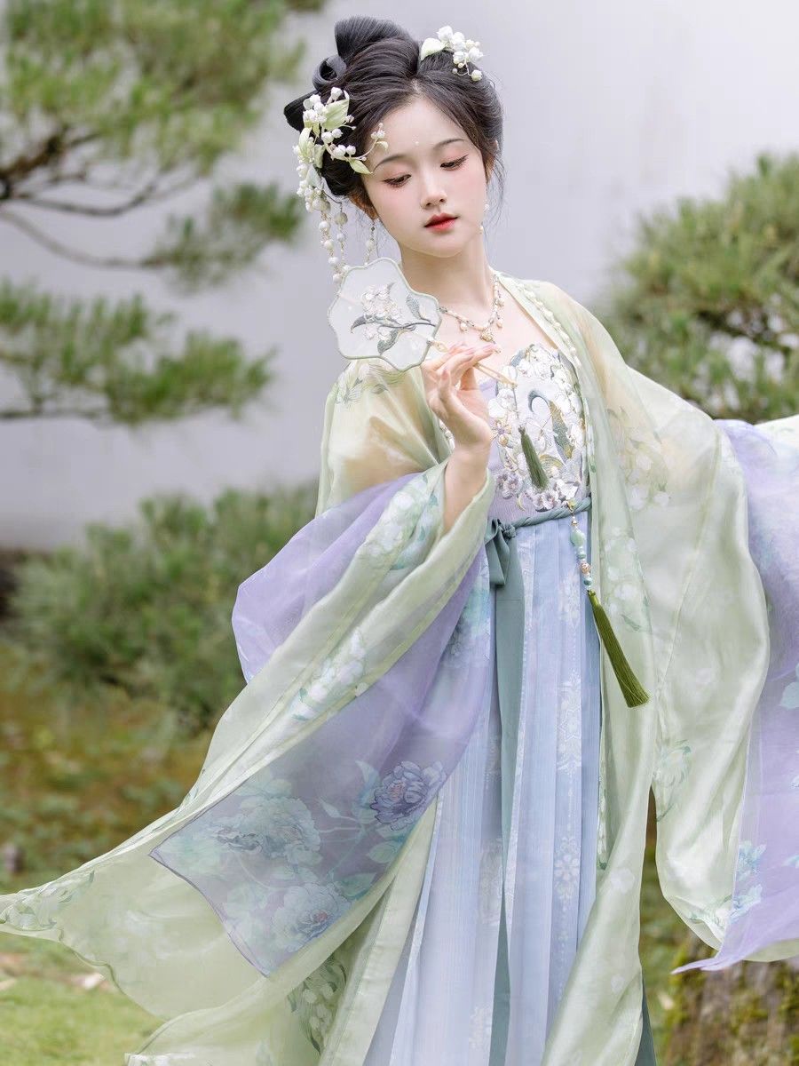 Zhongling Court:A Unique Destination for Original Hanfu Fashion