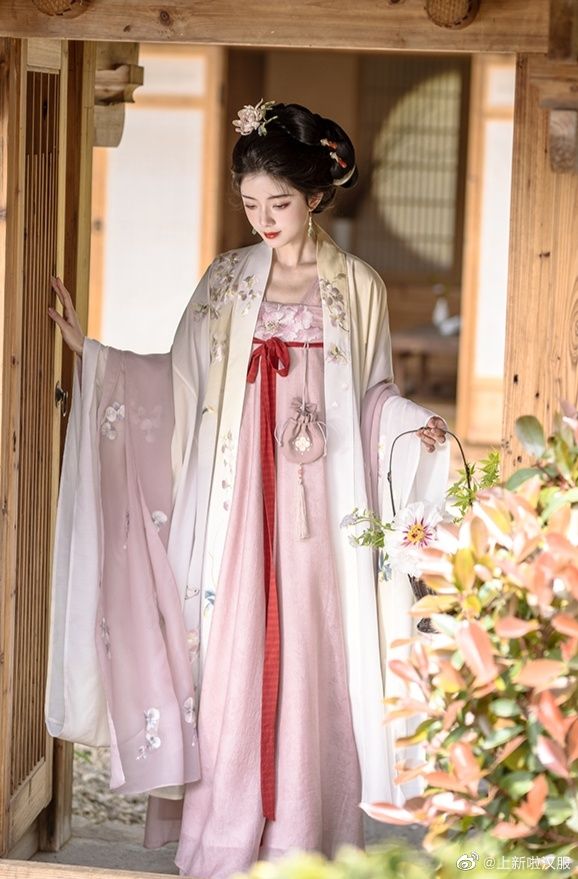 The Journey into the Land of Women:The Revival of Hanfu in the Realm of the Daughters The Journey into the Land of Women:The Revival of Hanfu in the Realm of the Daughters