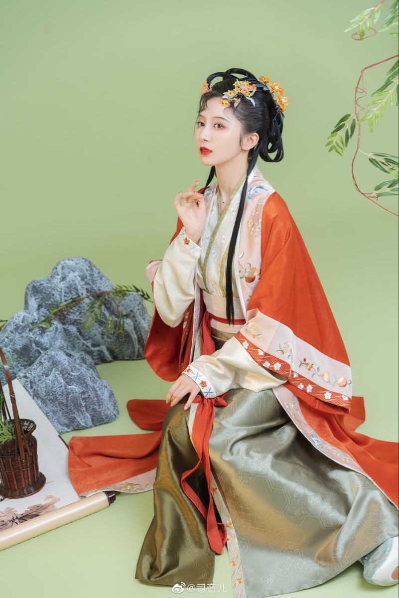 Green Youthful Cheongsam:Embracing Traditional Elegance with Modern Youthful Verve Green Youthful Cheongsam:Embracing Traditional Elegance with Modern Youthful Verve