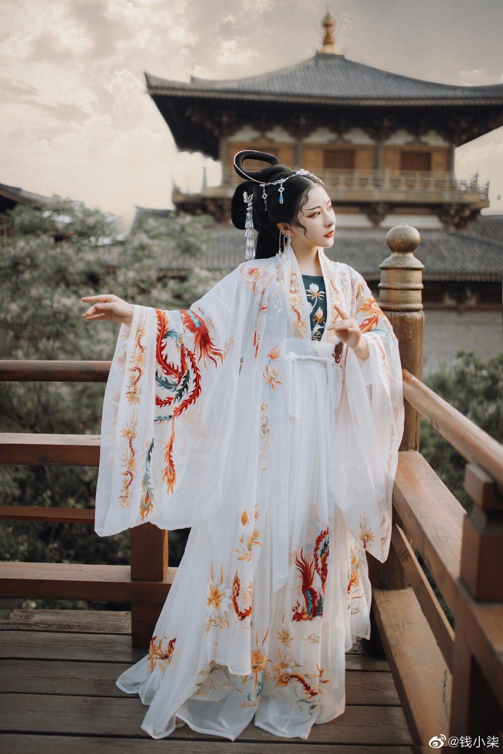 Autumn Elegance in Cheongsam:The Splendor of Traditional Chinese Dress Autumn Elegance in Cheongsam:The Splendor of Traditional Chinese Dress