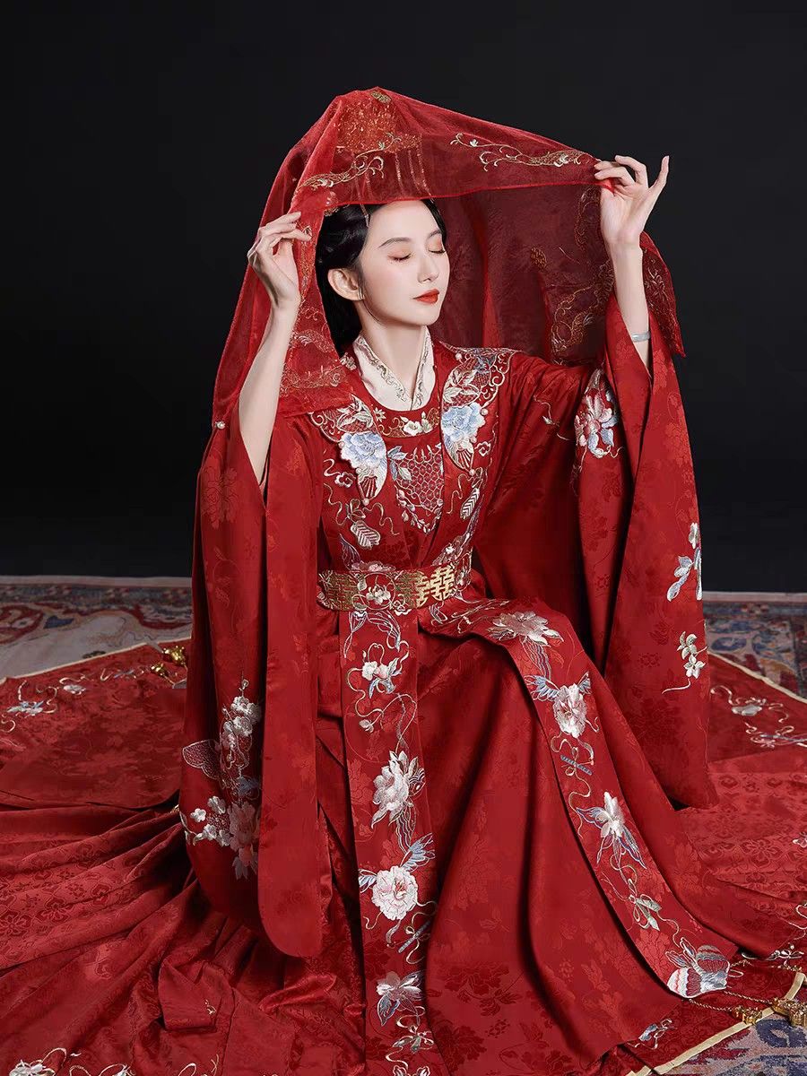Tall Women in Splendid Style:The Equestrian Charm of Ma-Face Skirts