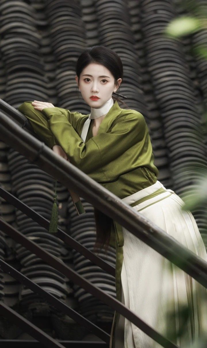Winter Elegance:The Allure of Horseface Skirt in Toast-Giving Attire