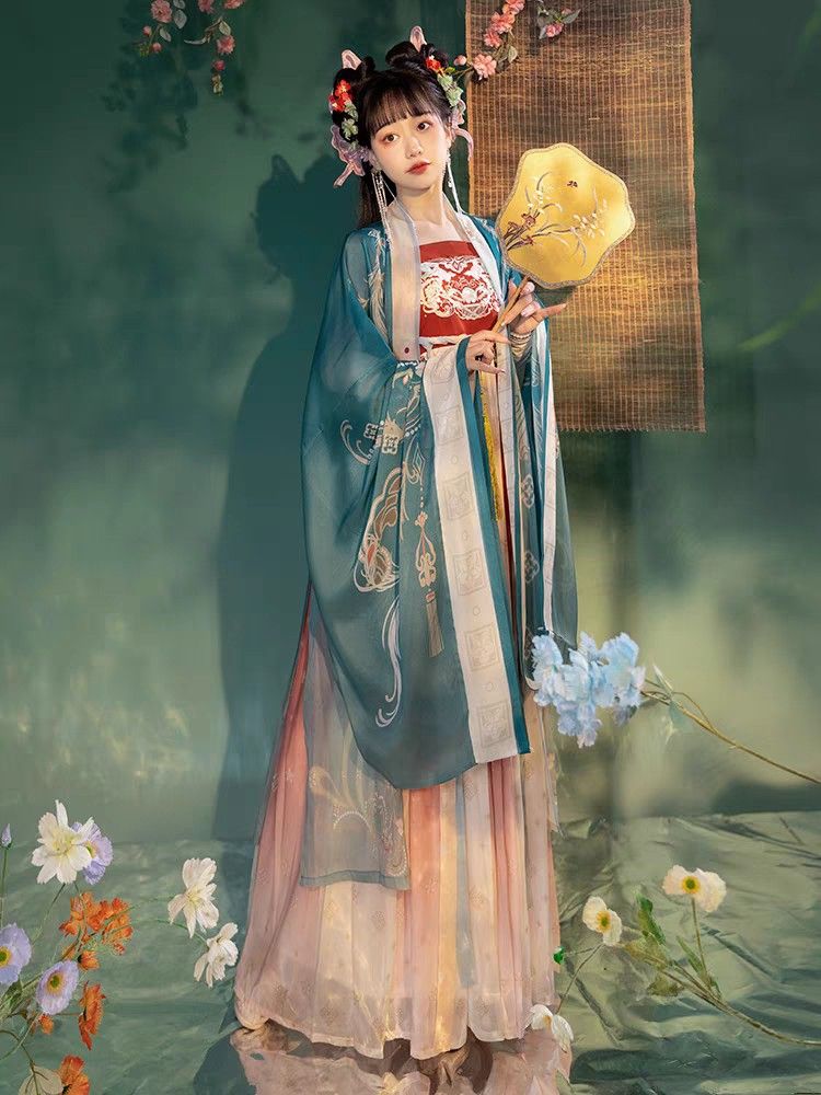 Modernizing the Cheongsam:Embracing the Youthful Essence of a Teen Girls Charm