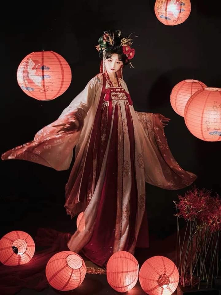 Reinventing Hanfu Fashion:The Fusion of Dunhuang Style and Modern Elegance