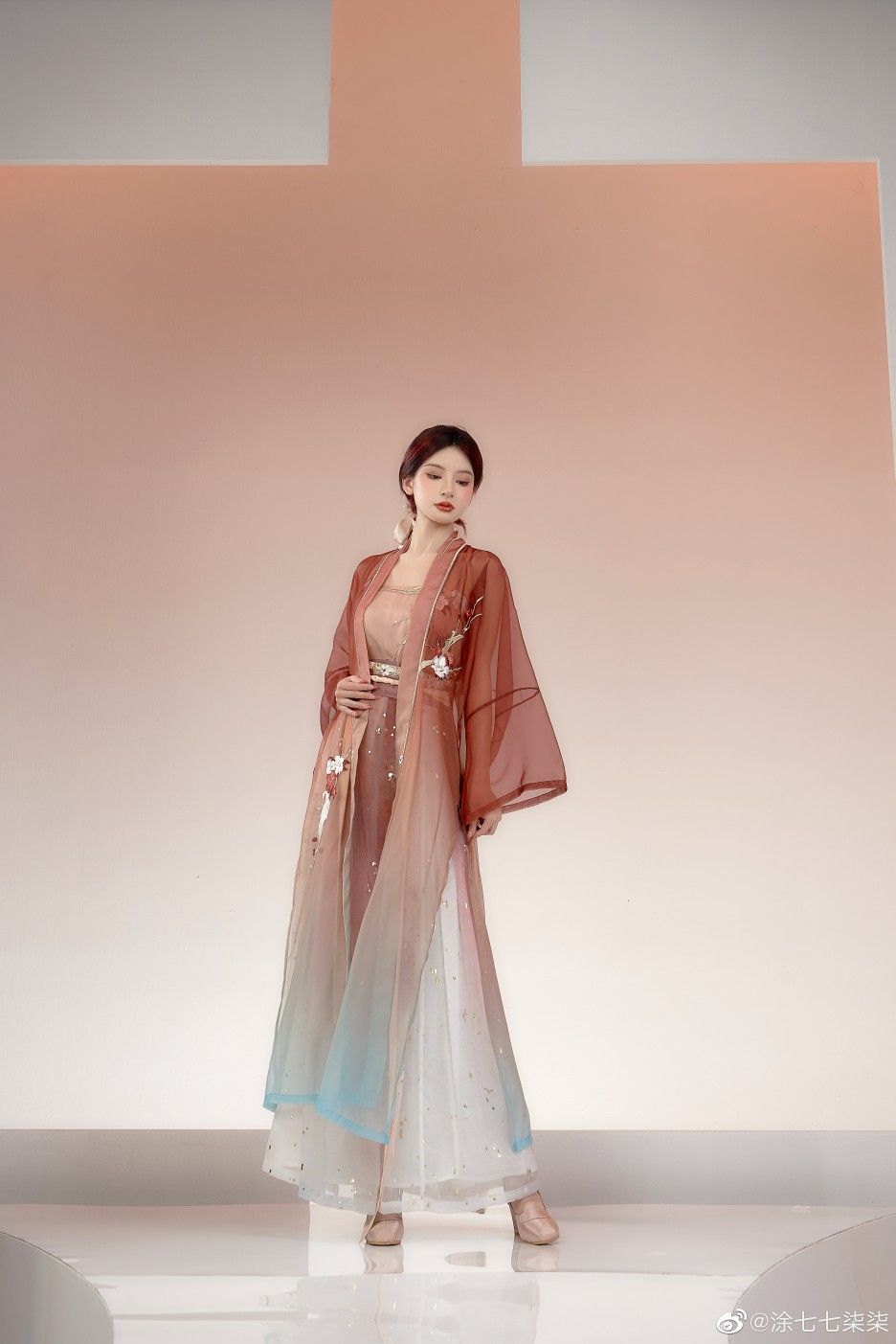 The Enigma of Black Sleeveless Cheongsam:A Fashion Statement in Modern Times
