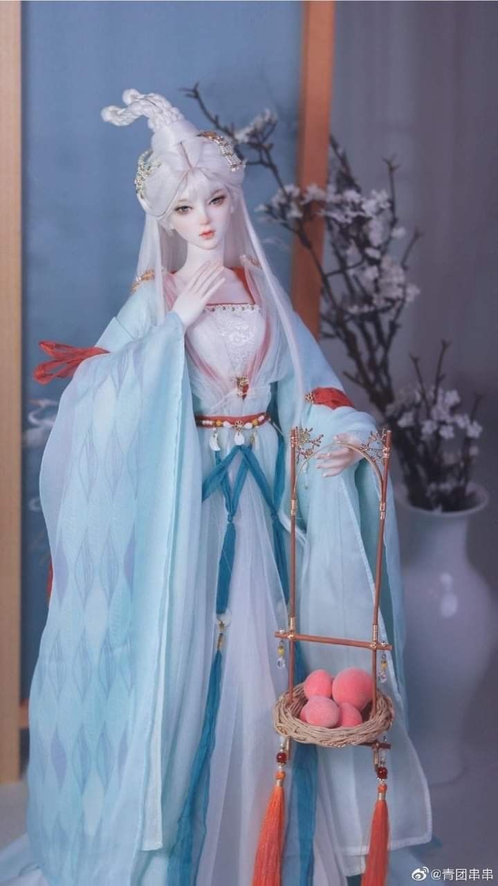 The Splendid Charm of White Scroll Hanfu:A Journey into Traditional Chinese Elegance