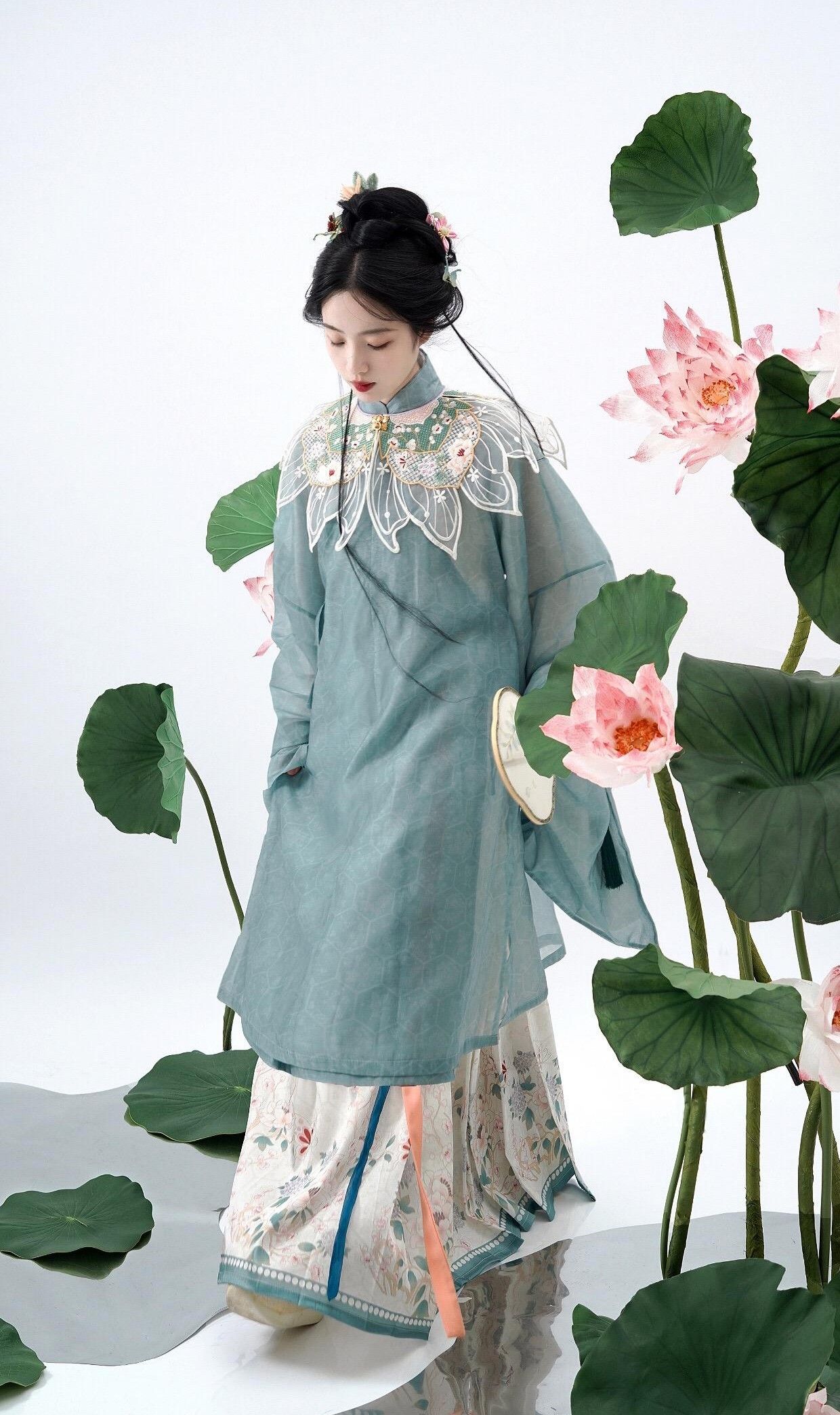 Revival of Cheongsam and Hair Accessories:A Glimpse into Traditional Chinese Elegance