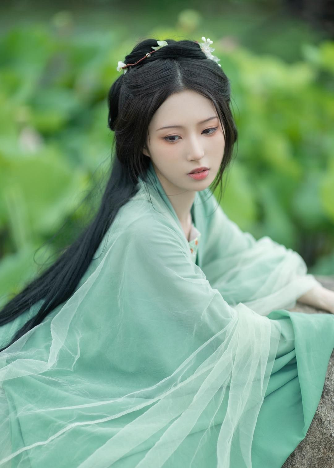 Starry Skies in Traditional Chinese Fashion:The Evolution of Color in Hanfu with Gradients of Light Starry Skies in Traditional Chinese Fashion:The Evolution of Color in Hanfu with Gradients of Light