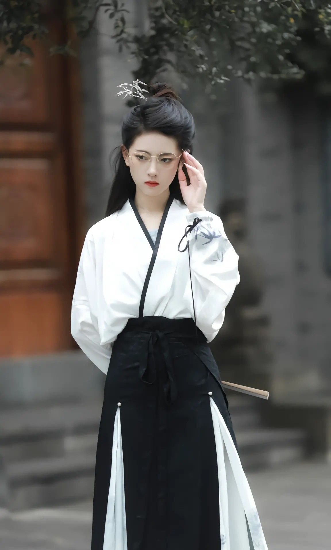 The Allure of Cheongsam Hairpin Clasp:A Closer Look into Its Design and Craftsmanship