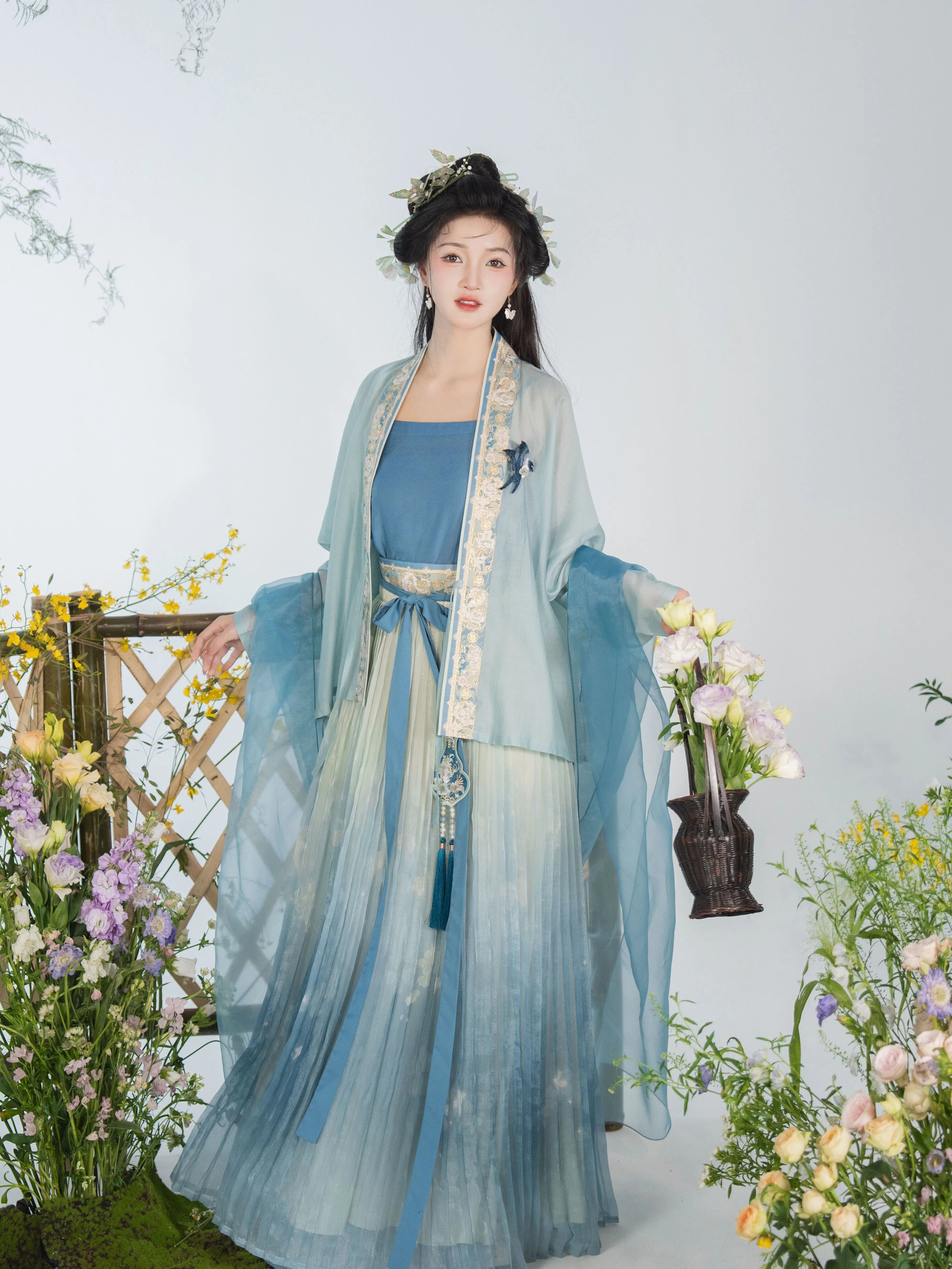 Reimagining the Classic Charm of Xiangyunsha Cheongsam:Modern Chinese Fashion Evolution