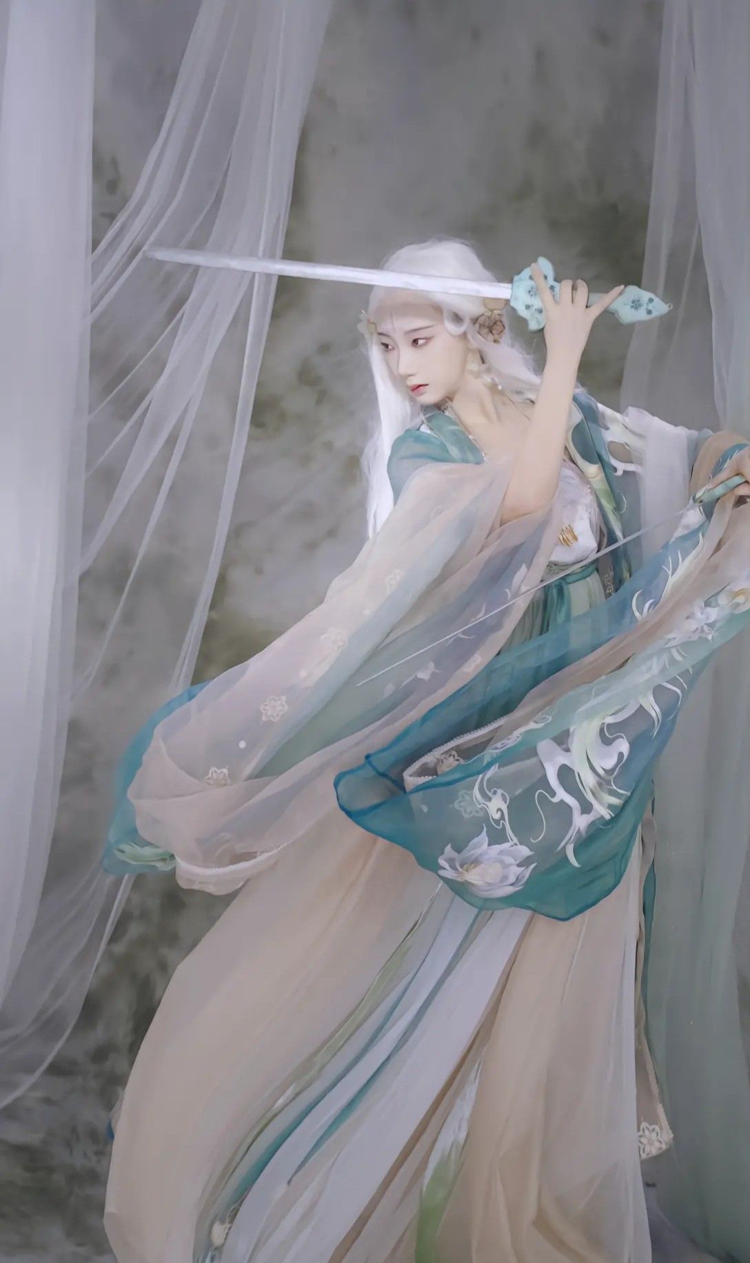 Children in Traditional Hanfu Round Fans:Embracing the Cultural Heritage
