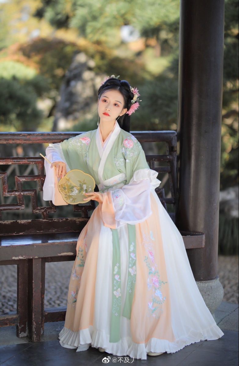 The Rise of Hanfu Fashion:Children Embracing Traditional Chinese Attire