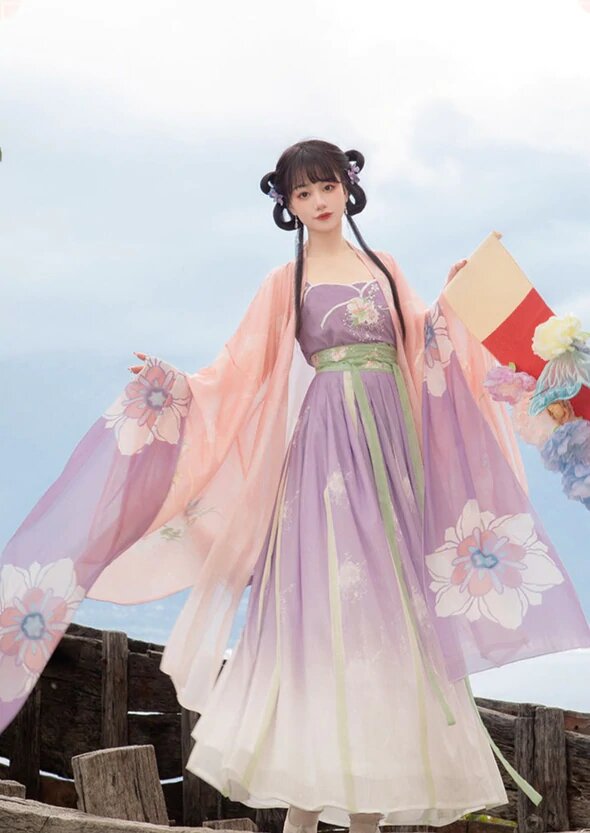 Elegant Petite Women in Ancient Hanfu Costumes:Embracing the Hourglass Shape with Traditional Charm