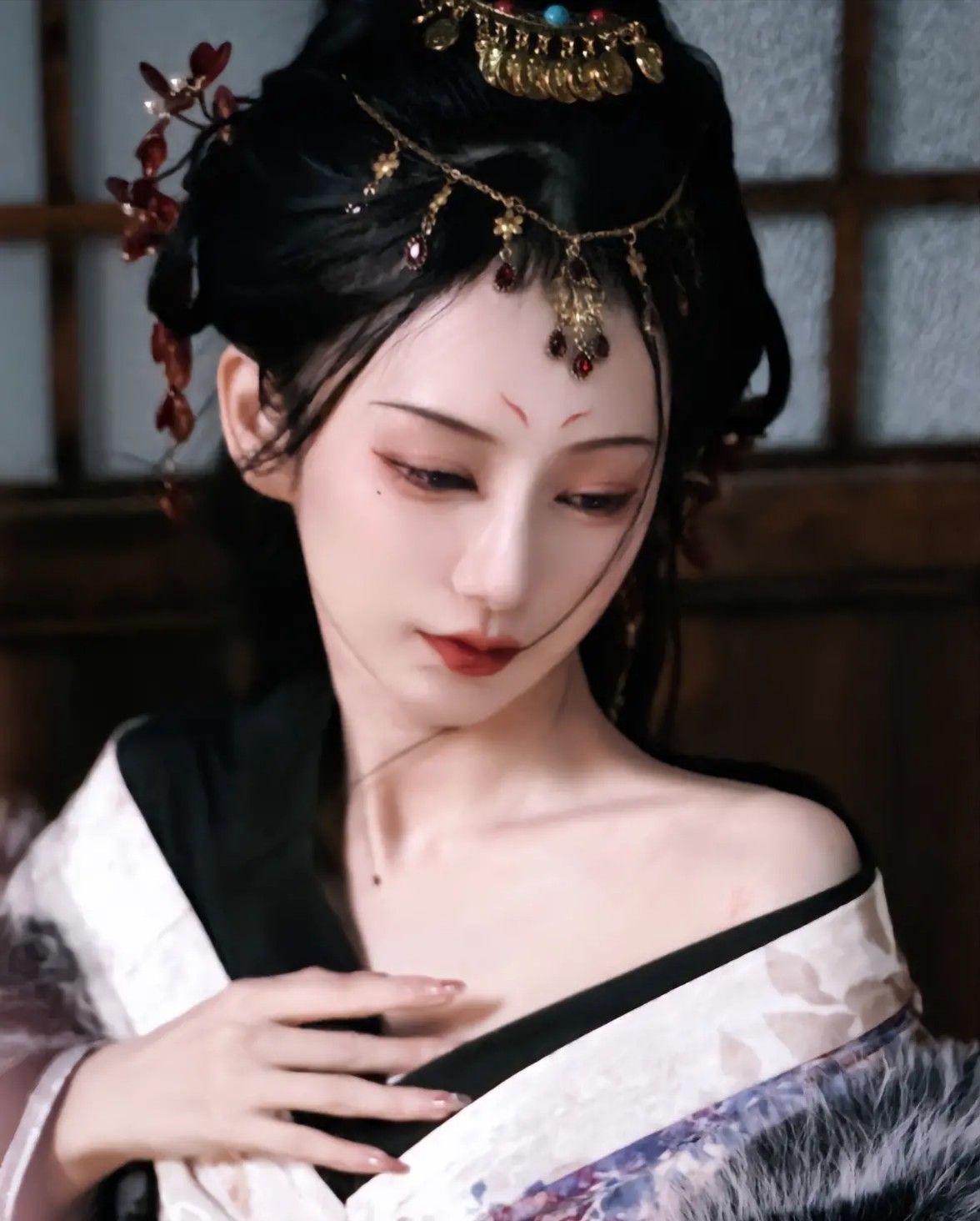 Mini-Sized Tangzhuang Fashion for Autumn Winter:A Closer Look