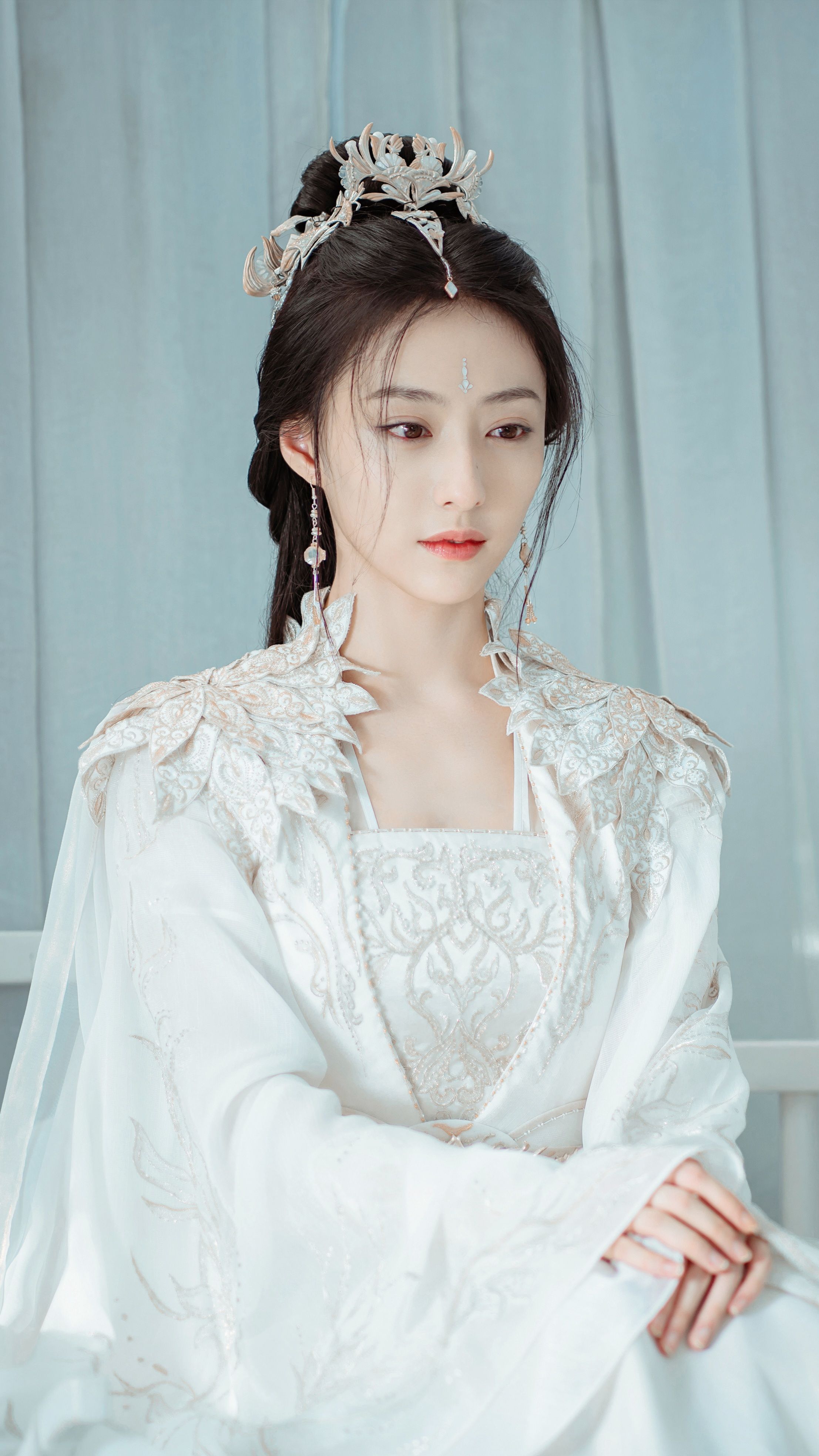 Innovating the Classic:The New 2024 Long Cheongsam with Modern Reflections