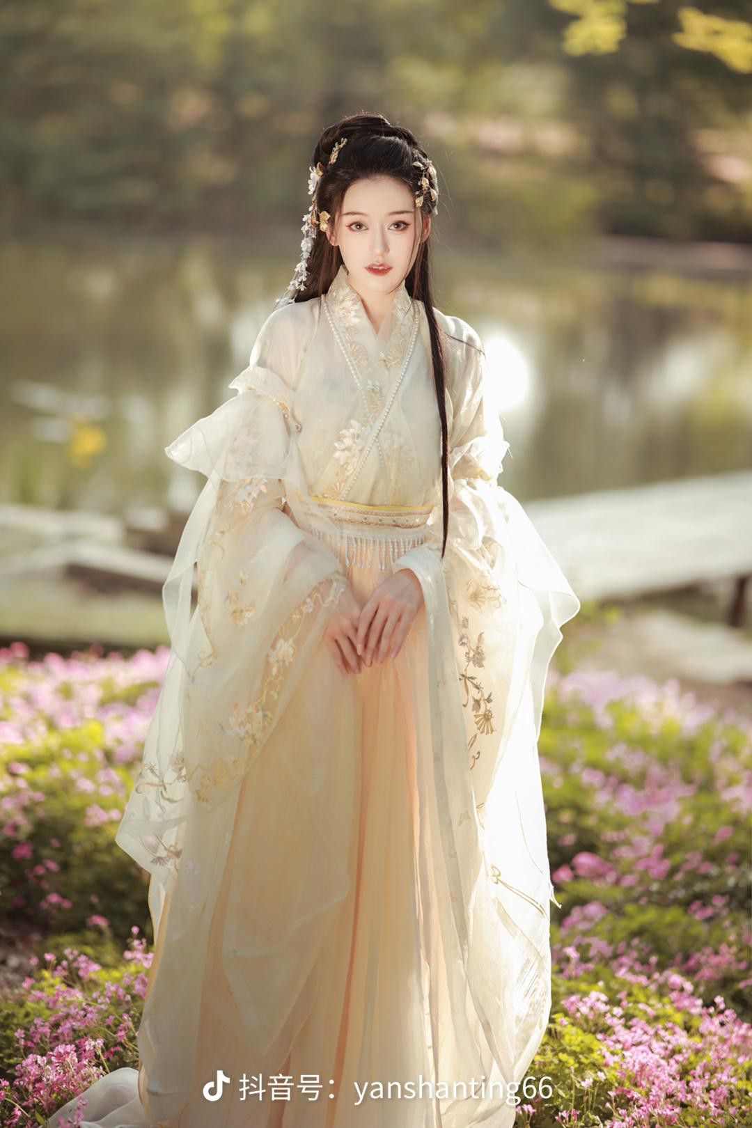 The Summer of Hanfu:Students Journey into Traditional Chinese Fashion