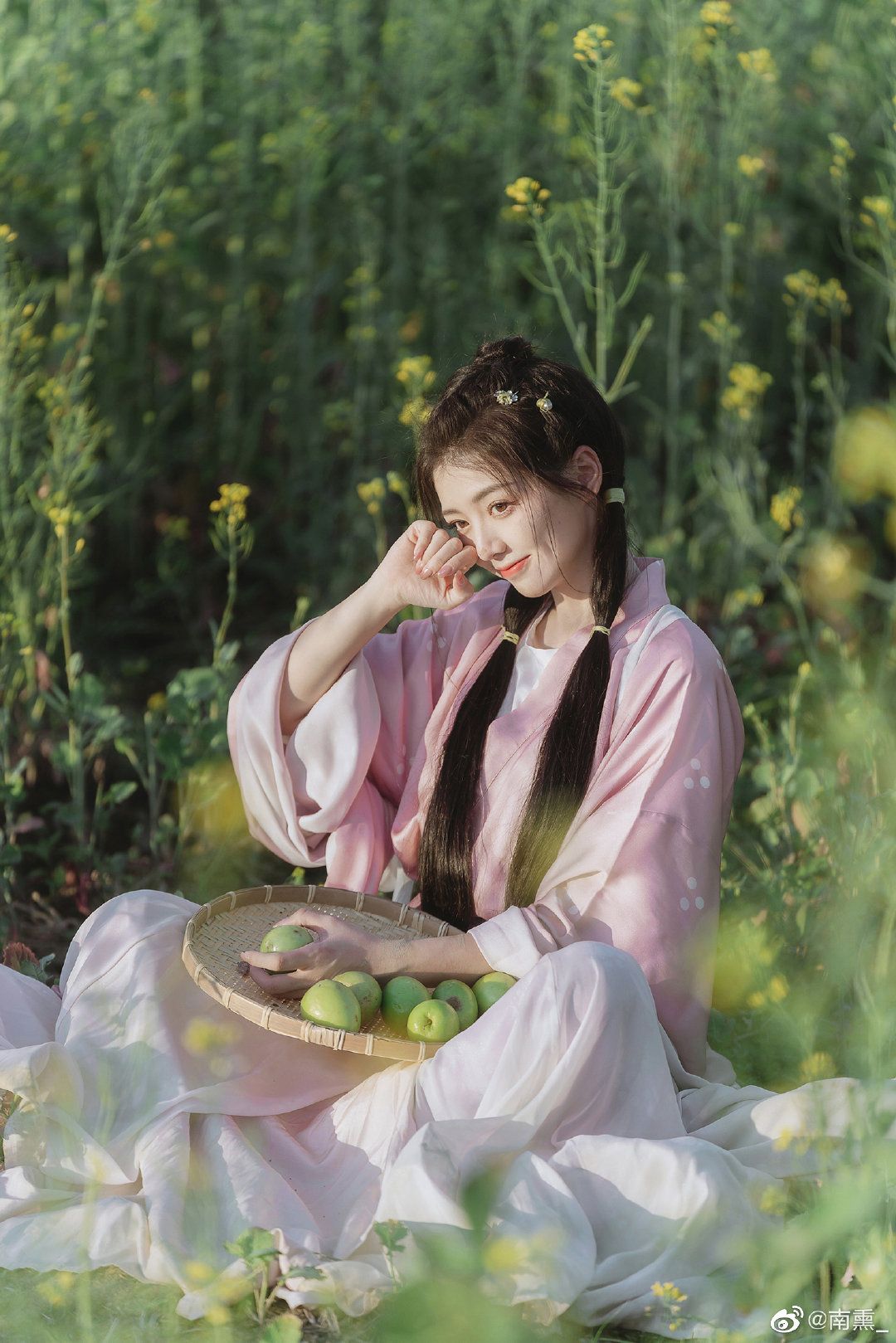 The Journey of a Junior High School Girl in Traditional Song Dynasty Hanfu Fashion