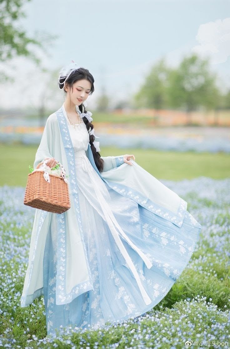 The Joy of a Matriarch in a Traditional Horseface Skirt:The Story of Xipu Mamas Maominqun