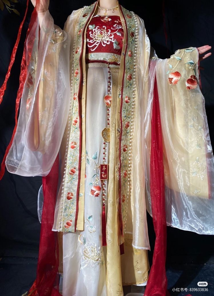 The Graduation Gowns Skirt:The Allure of the Horseface in Academic Ceremonies