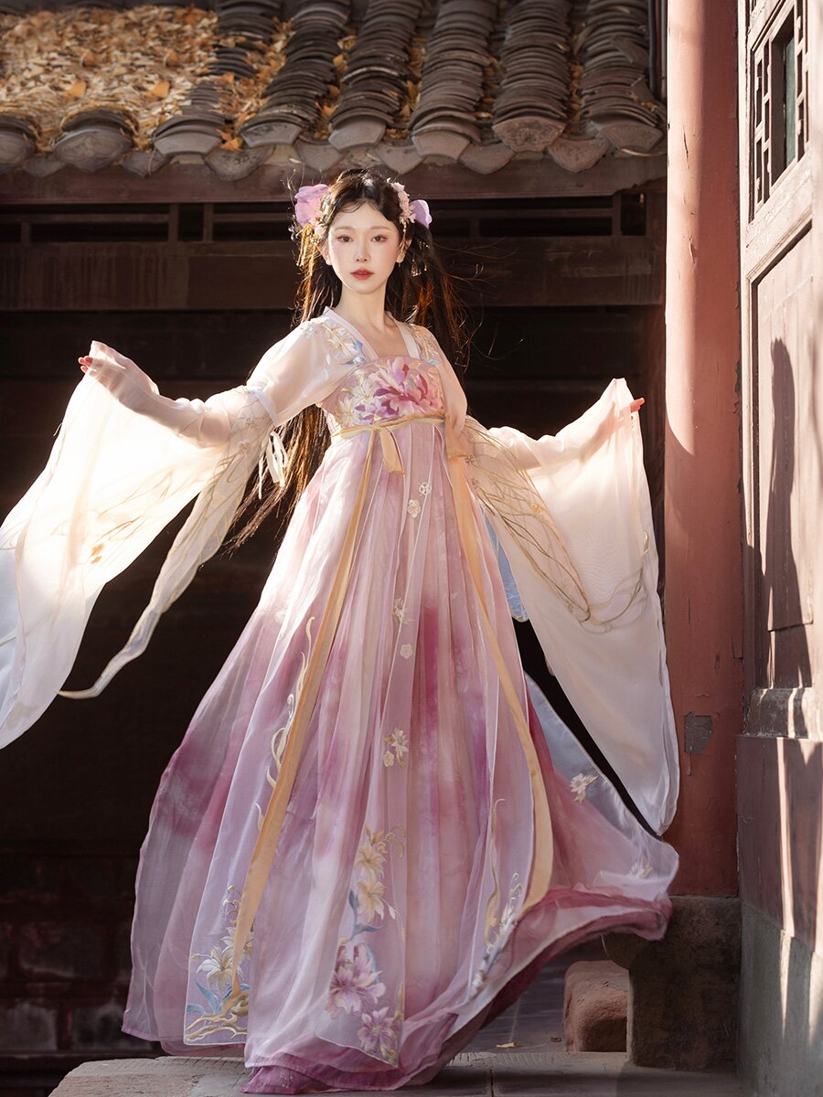 The Revival of the Dao Lian Image:The Cultural Significance of Hanfu Clothing