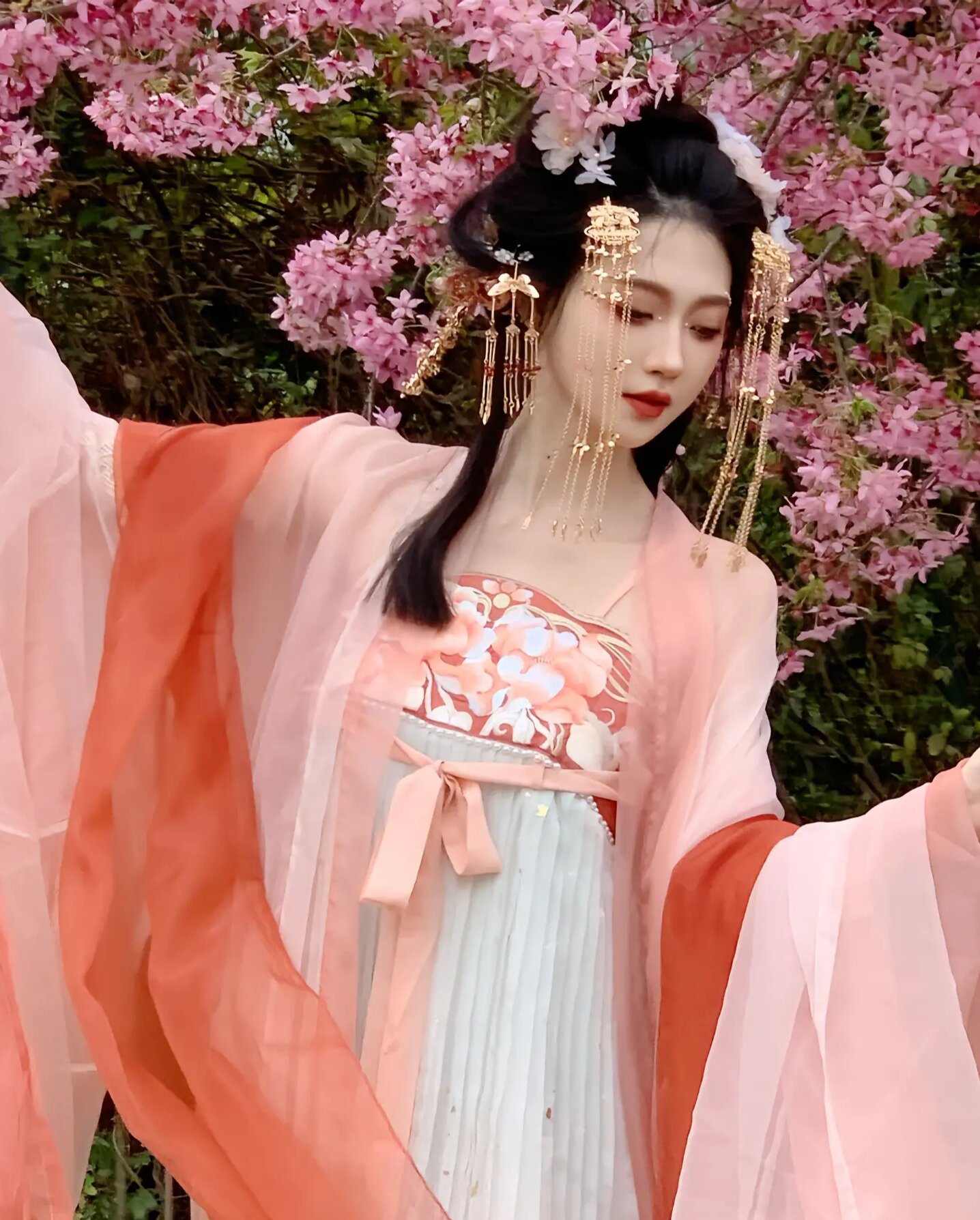 Little Girls in Traditional Gorges Clothes:Fashion Trends for Autumn and Winter