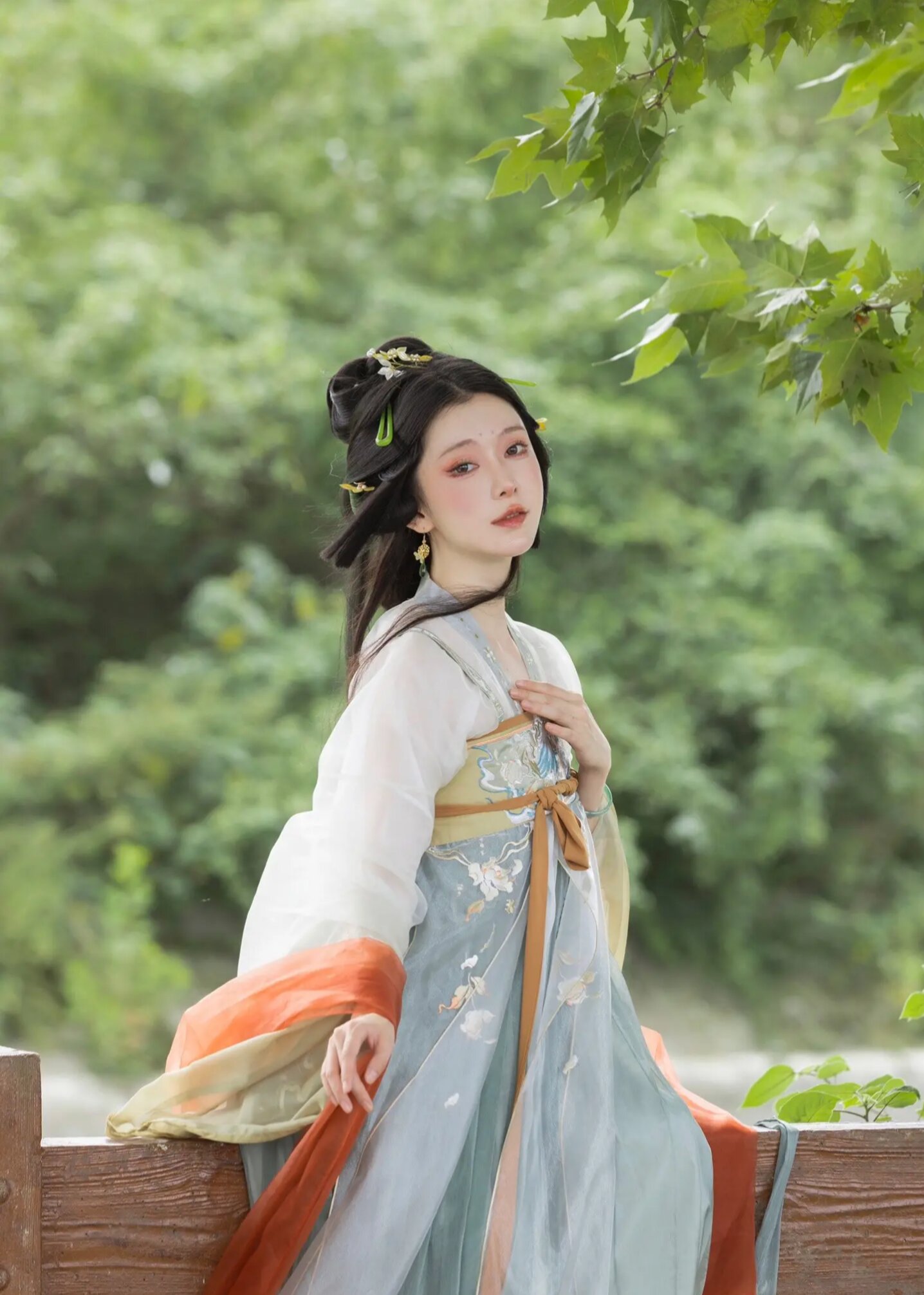 The Significance of a Single Drop of Water in the Cheongsam:A Cultural Reflection The Significance of a Single Drop of Water in the Cheongsam:A Cultural Reflection