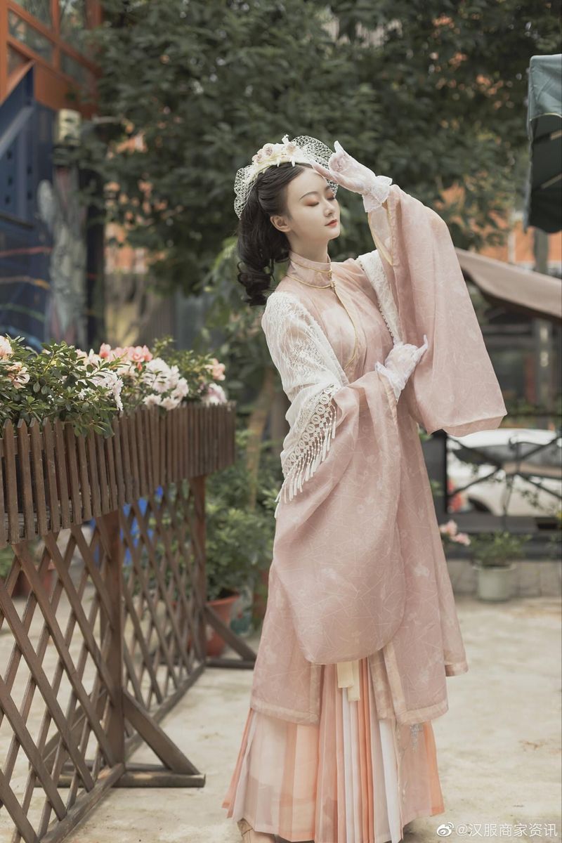 Fringes and Cheongsam:A Blend of Traditional Elegance Fringes and Cheongsam:A Blend of Traditional Elegance
