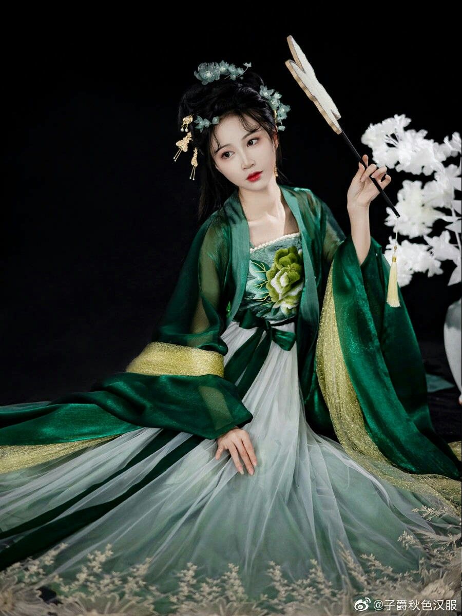 Short-Style Cheongsam for Petite Figures:Fashionable and Flattering for Every Shape