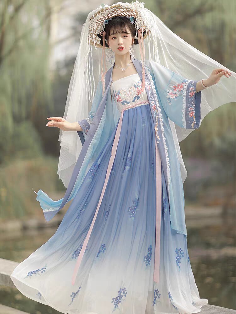 The Evolution of Traditional Hanfu Dance Costumes:A Focus on the Classical Dance Upperwear