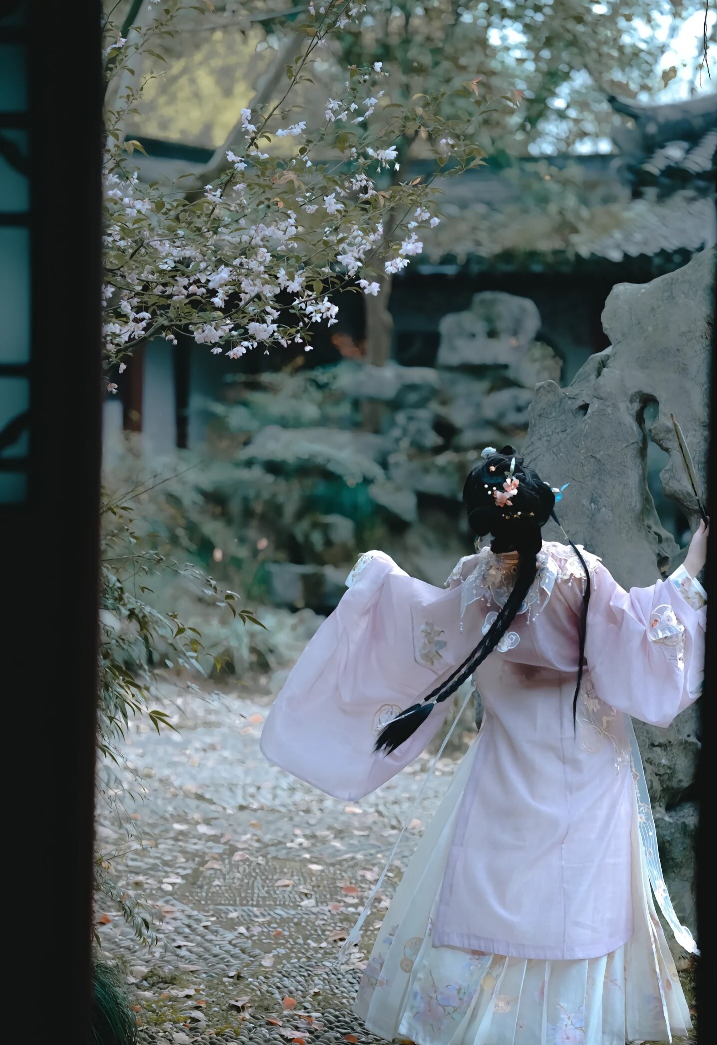 The Revival of Hanfu Underwear:A Closer Look at the Chest-High Style