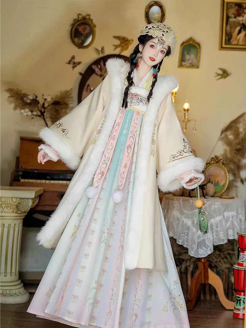 Chinese-Style Embroidered Ma-Face Skirt Ensemble:A Blend of Tradition and Elegance Chinese-Style Embroidered Ma-Face Skirt Ensemble:A Blend of Tradition and Elegance