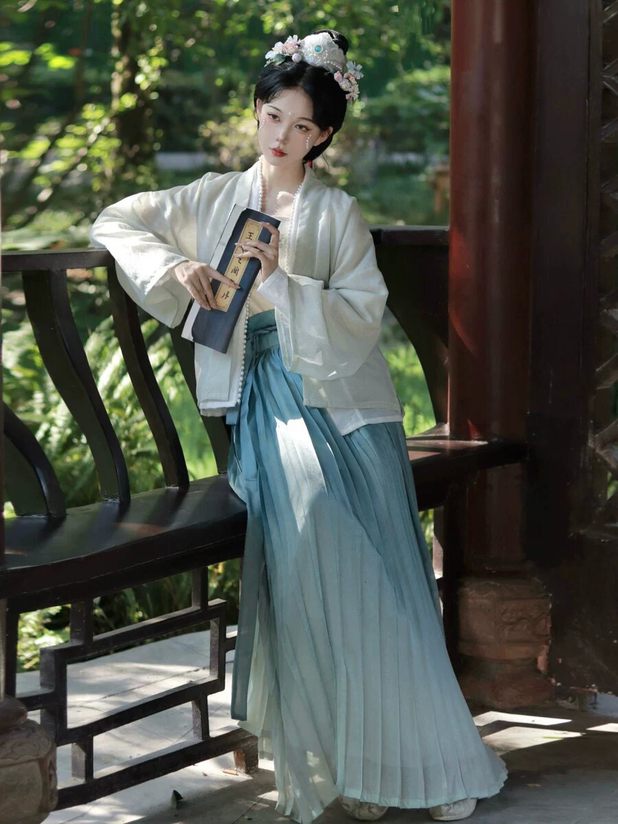 Reimagining the Cheongsam:Innovations in Silk Dress Design