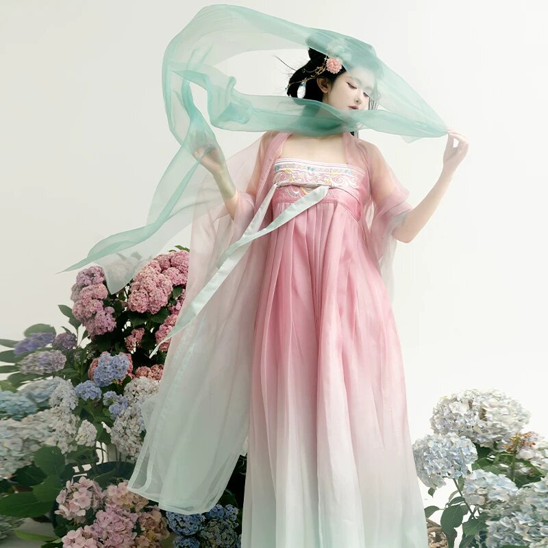 Engagement Attire:The Elegance of Qipao for Modern Women