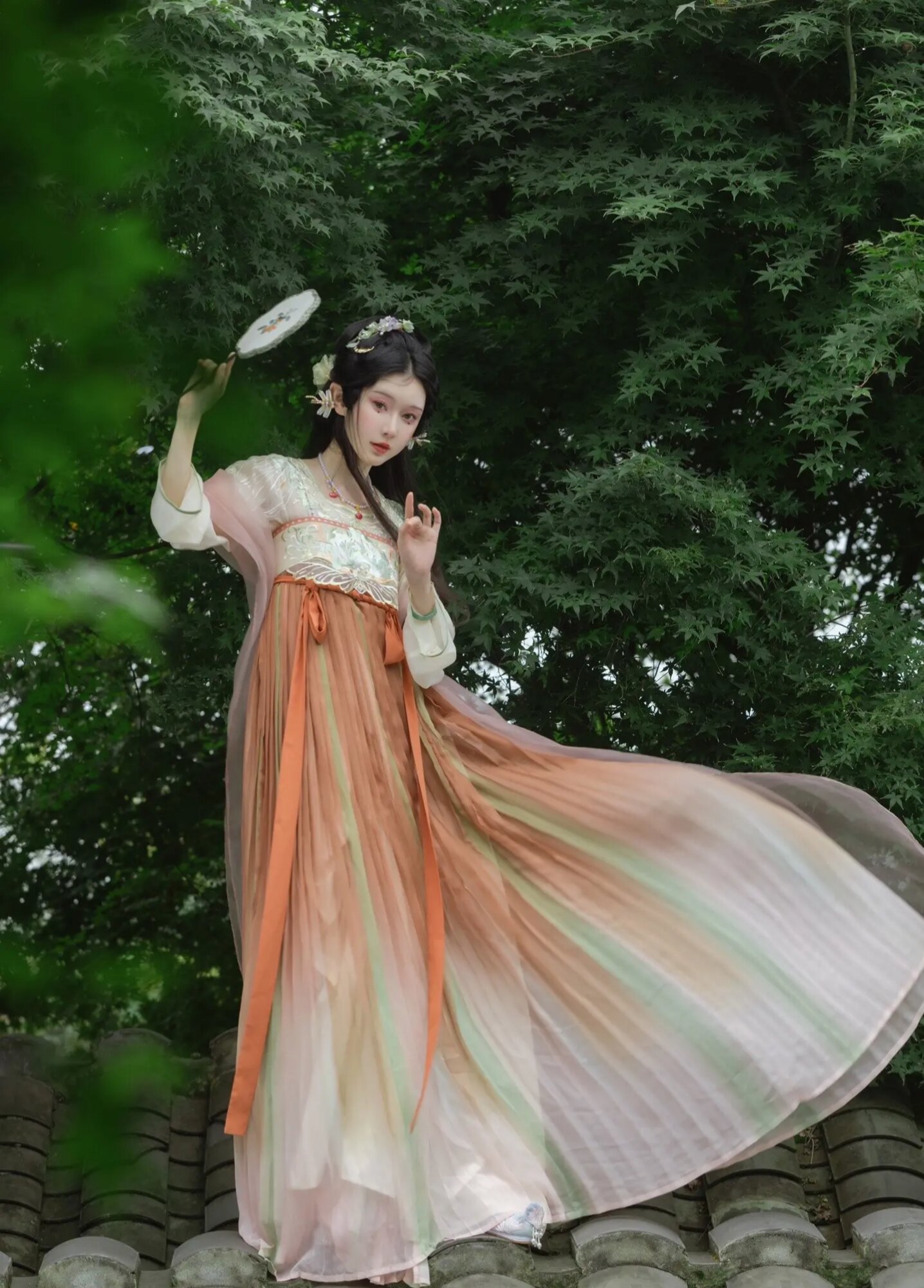 The Enchantment of a Girls毛衣 with a Horseface Skirt