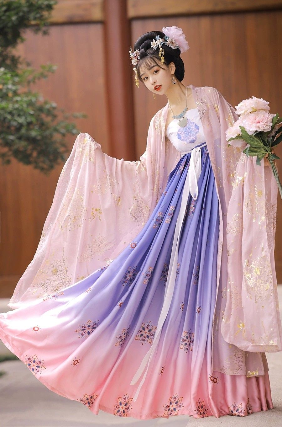 The Beautiful Journey of a Plus-Size Girl in Ming-Style Hanfu Fashion