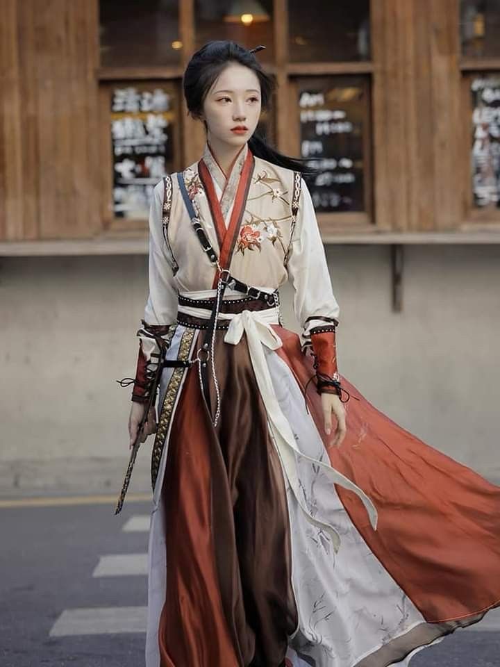 The U-Shaped Hairpin and Horseface Skirt:A Journey into Traditional Chinese Fashion