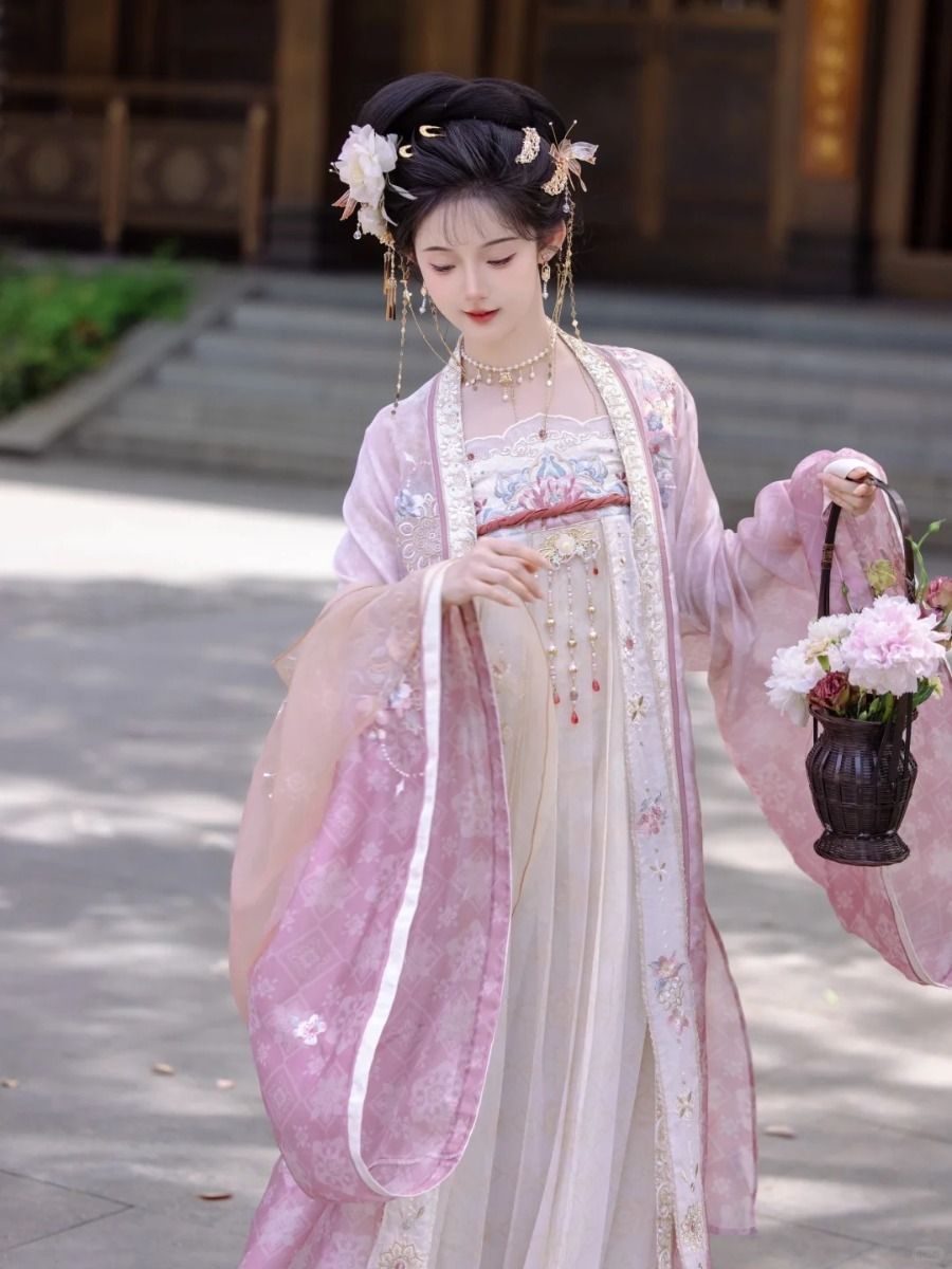 Adult Cheongsam for Petite Figures:A Guide to Styling and Fitting
