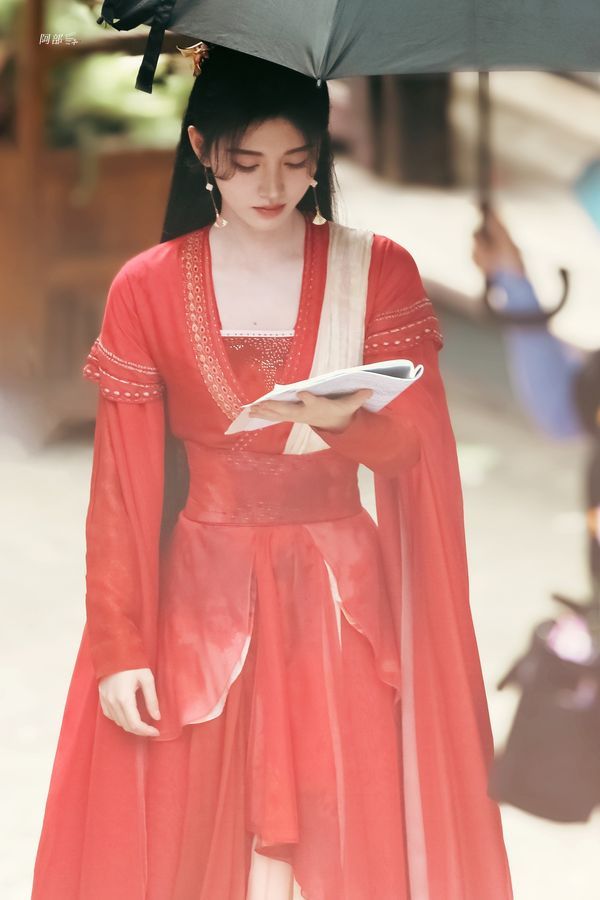 Girly Style:Embellishing the Traditional Horseface Skirt for Young Girls