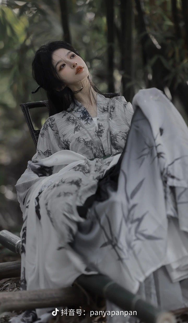 Summer Elegance in a Lightweight Silk Qipao:The Art of Traditional Chinese Clothing Summer Elegance in a Lightweight Silk Qipao:The Art of Traditional Chinese Clothing