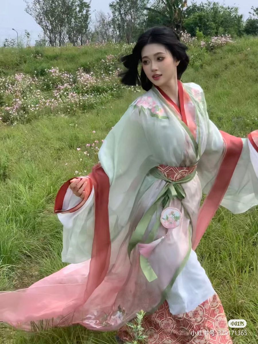 The Allure of Silk Mulberry Silk Cheongsam:The Drape Experience The Allure of Silk Mulberry Silk Cheongsam:The Drape Experience